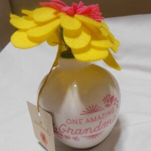 NEW Hallmark porcelain vase cloth felt flower says: ONE AMAZING GRANDMA 🎁